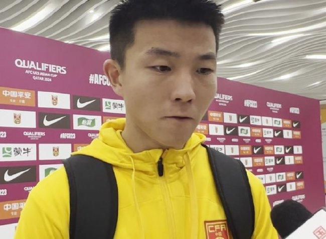 在床上打扑克